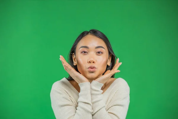 Güzellik konsepti Asyalı kız yüzü tutuyor ve hava öpücüğü veriyor. Cilt bakımı, sağlıklı yaşam tarzı kavramı — Stok fotoğraf