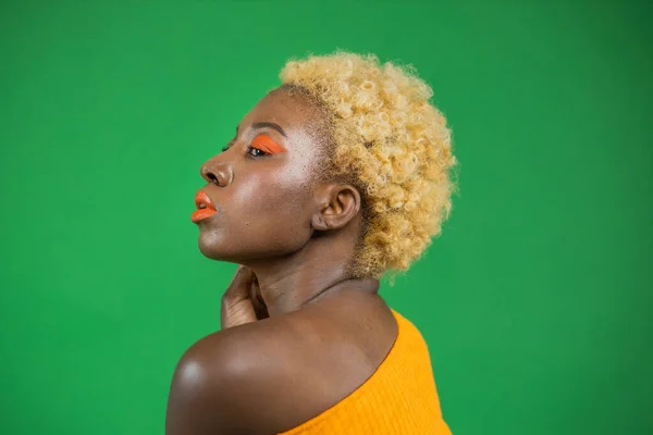 Retrato de bela mulher jovem africana, mulher americana africana com cabelo curto brilhante, conceito de corpo saudável e igualdade de raças — Fotografia de Stock