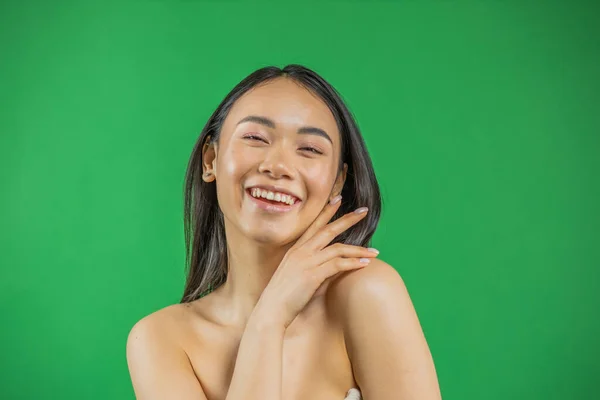 Attraktive asiatische Frau Hautpflege Bild auf grünem Hintergrund — Stockfoto