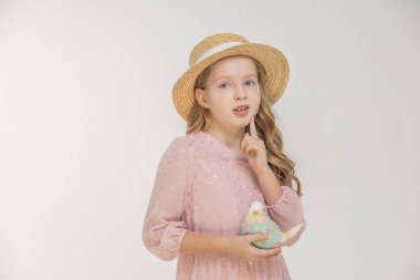 Hasır şapkalı genç kız, yüzünün yanında elini tutan mini bayan, genç bayan eğitim konsepti.