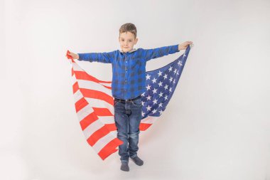 Amerikan Bayrağını Arkasında Sallayan Çocuk Kameraya Bakıyor, Amerikan Bağımsızlık Kutlaması Konsepti