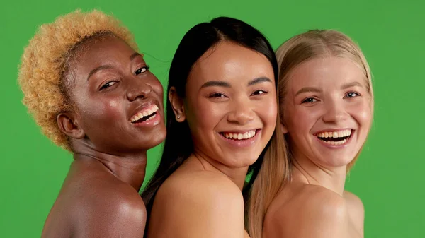 Grupo multiétnico de mujeres jóvenes aisladas sobre fondo verde, mujeres jóvenes con una piel hermosa, concepto de cuidado de la piel para las mujeres — Foto de Stock