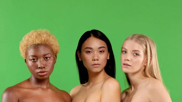 Retrato de tres hermosas mujeres de diferentes nacionalidades con hombros desnudos, belleza natural de las mujeres — Foto de Stock