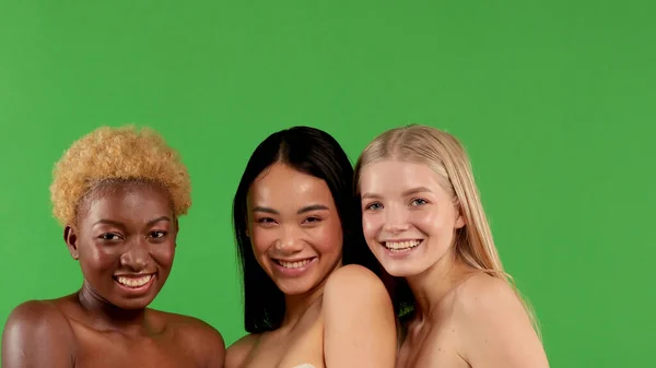 Grupp glada tonårsvänner skrattar och tittar på kameran på isolerad bakgrund, internationella kvinnor fri amerikan — Stockfoto