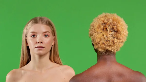 Portrait glamour d'un bel arrière d'une jolie femme afro-américaine noire et des épaules nues blondes avec un excellent maquillage et une belle coiffure sur un fond vert en studio — Photo