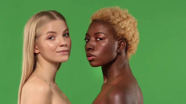 Feliz multirracial jóvenes afroamericanos y asiáticos amigos de pie de ida y vuelta mirando a la cámara, diversos estudiantes divirtiéndose juntos disfrutando de una amistad multiétnica — Foto de Stock