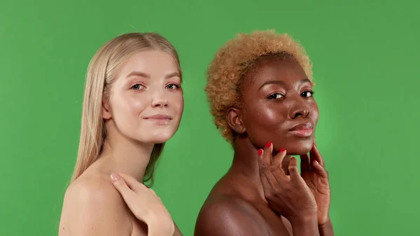 Porträtt av europeisk blond flicka som står sida vid sida med afrikansk amerikansk flicka och ler. Positiva vänner, internationella flickor. Lycka, livsstil, demonstration av bra frisk hud — Stockfoto