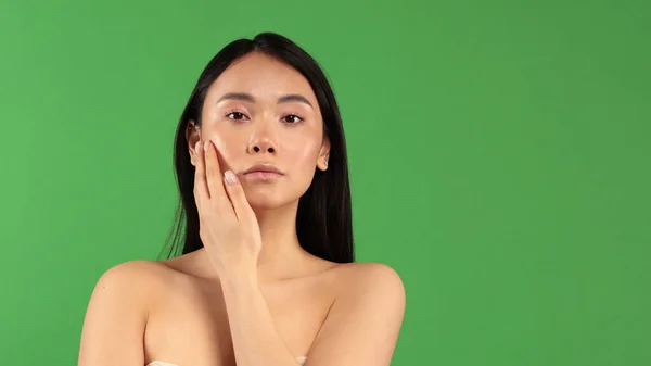 Portrait der schönen jungen asiatischen Frau saubere frische nackte Haut Konzept. Asiatische Schönheit Mädchen Gesichtspflege und Wellness, Gesichtspflege, perfekte Haut, natürliches Make-up. Isoliert auf grünem Hintergrund — Stockfoto