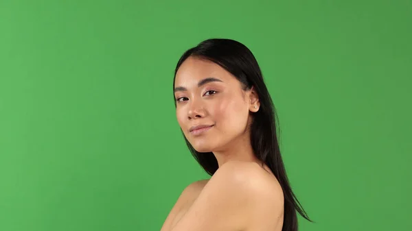 Retrato de jovem mulher em sarung, bela modelo asiático mulher mostrando olhar saudável — Fotografia de Stock