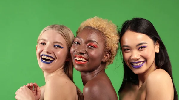 Ritratto di tre belle ragazze, una asiatica europea e afroamericana. Concetto di salute femminile — Foto Stock