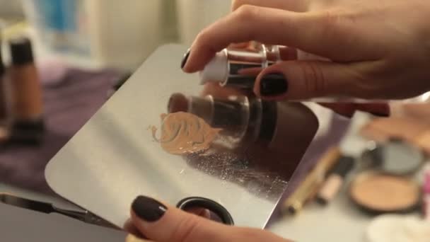 Fundación para la cara. Pinceladas cosméticas. La textura de la base líquida para el maquillaje sobre el cartón para mezclar las bases diferentes, las manos del maestro mezclan las bases necesarias de los tonos para la cutis — Vídeo de stock