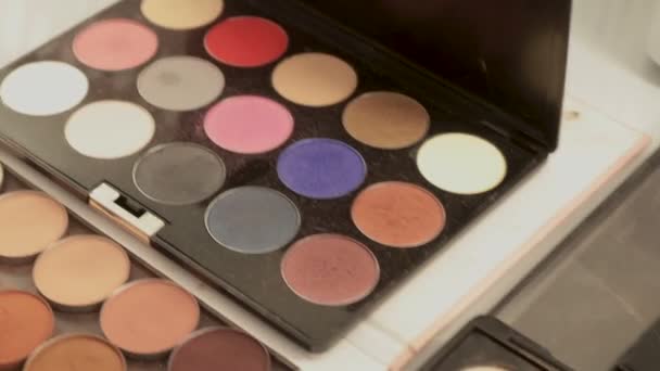 Tavolozza degli occhi multicolore professionale. Trucco. Sfondo professionale di trucco multicolore per gli occhi, primo piano. Colorato ombretto luminoso impostato sfondo 4K — Video Stock