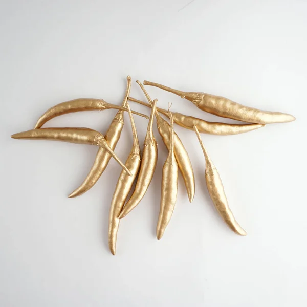Ein Satz goldener Chili. Paprika aus Gold. isoliert auf weißem Hintergrund. Gemüse. Stockfoto