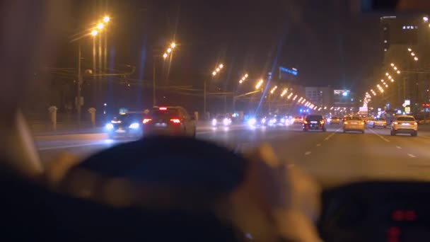 Nacht Stadtstraße Durch Die Windschutzscheibe Des Fahrenden Autos Die Hände — Stockvideo