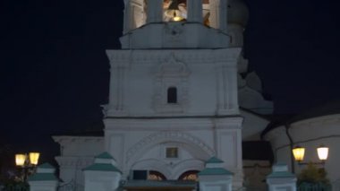 Eski kilise ve çan kulesi hareket halindeki bir arabanın yan camından ateş ediyor.