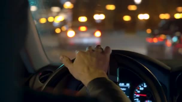 Las manos en el volante de un coche. Noche conduciendo POV — Vídeo de stock