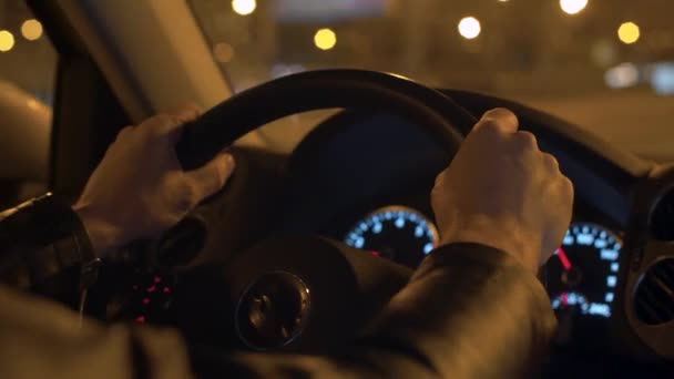 Semáforos borrosos en la ciudad. Noche conduciendo POV — Vídeos de Stock