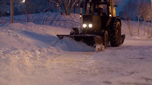 Snöplog städa vägen på kvällen — Stockvideo