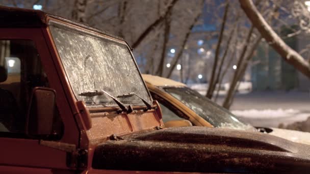 Lumière Des Lampadaires Reflète Dans Glace Sur Pare Brise Gelé — Video