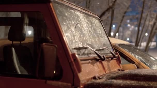 Luz Las Farolas Reflejada Hielo Del Parabrisas Congelado Coche Noche — Vídeo de stock