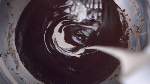 Verter leche caliente en chocolate derretido — Vídeos de Stock