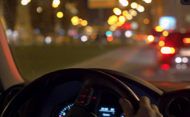 Şehirdeki trafik ışıkları bulanık