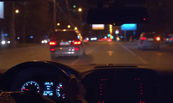 Gece sürücüsü Pov. Gösterge paneli yanıyor
