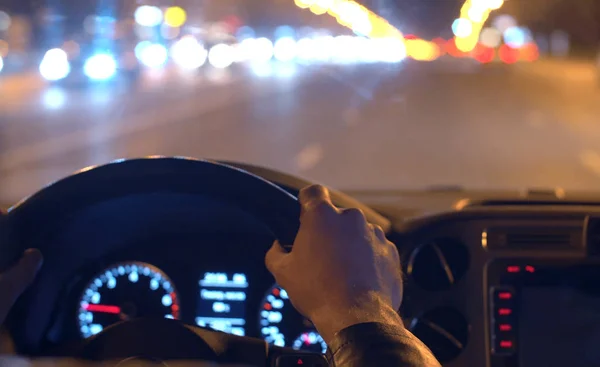 Şehirdeki trafik ışıkları bulanık