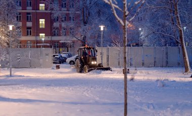 Yoldan kar temizliyorum..