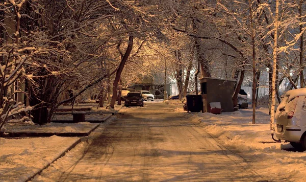 Pátio da cidade durante a queda de neve — Fotografia de Stock