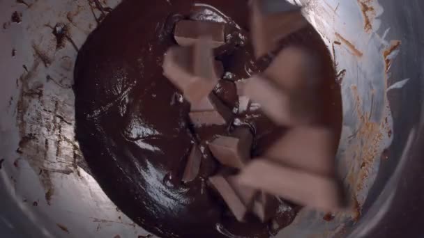 Feche Pedaços Chocolate Caindo Chocolate Escuro Derretido Chocolate Quente Líquido — Vídeo de Stock