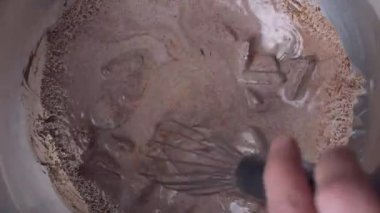 Zaman aşımı, çikolata parçalarını sıcak sütle karıştırıp eritiyor. Sıvı sıcak çikolatayı yakın çekim. Şekerleme. Şekerci tatlı ve sos hazırlar..