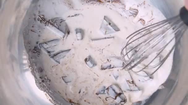 Змішування Шоколадних Шматочків Гарячим Молоком Близько Приготування Рідкого Гарячого Шоколаду — стокове відео