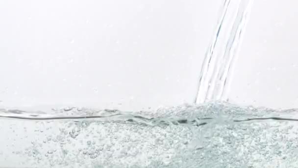 Поток Воды Льющийся Аквариум Белом Фоне Закрыть Текущую Воду Замедленной — стоковое видео