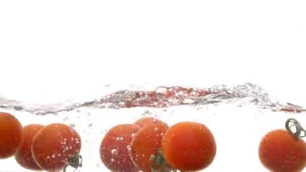 Cierre Los Tomates Que Caen Agua Con Chapoteo Burbujas Fondo — Vídeo de stock