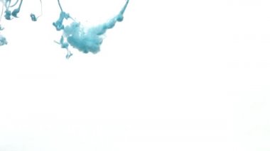 Mavi boyayı kapat. Beyaz bir arka planda suda damlayıp eriyor. Mavi mürekkebin yavaş çekimde difüzyonu