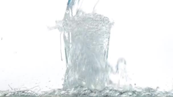 Vatten Häller Ett Glas Vit Bakgrund Närbild Strömmande Vatten Slow — Stockvideo