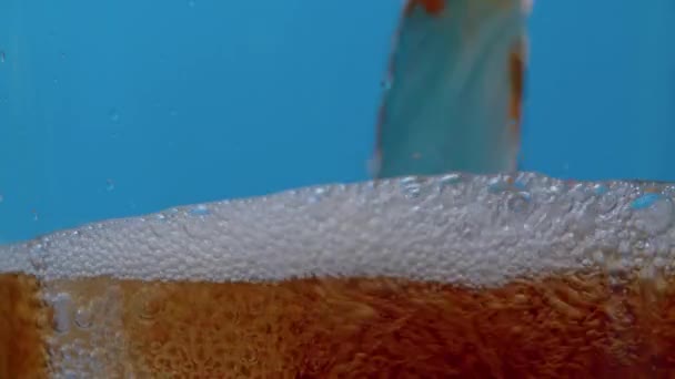 Yakından Bir Bardağa Karbonatlı Içecek Dolduruyorum Kola Köpüklü Buz Küplü — Stok video