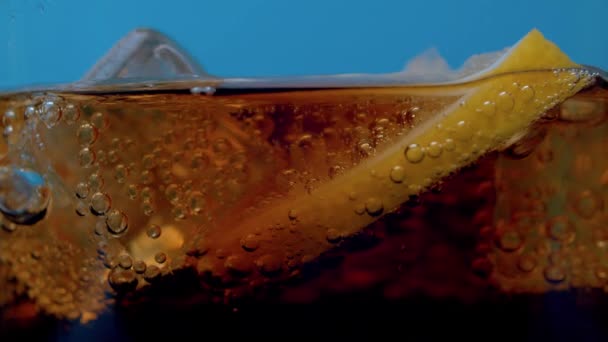 Bulles Gaz Montantes Dans Verre Avec Cola Extrême Gros Plan — Video