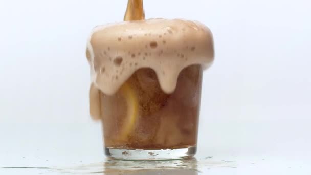 Cola Hälls Ett Glas Med Isbitar Och Skivad Citron Skummet — Stockvideo