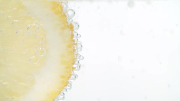 Нарезанный лимон в минеральной воде — стоковое видео