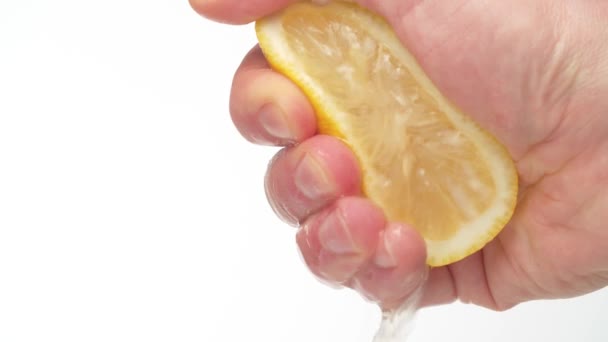 Mano maschile spremendo un limone — Video Stock