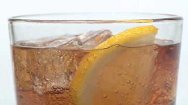 Bir bardak kola ve yükselen gaz kabarcıkları.
