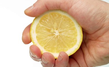 Erkek eli limon sıkıyor.