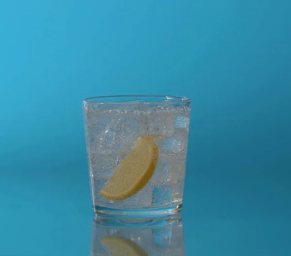Tonic, soda sparklin in glass — 图库照片