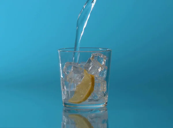 Woda mineralna gazowana wlewająca się do szklanki — Zdjęcie stockowe