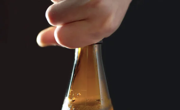 Die Hand des Mannes öffnet die Flasche Bier — Stockfoto