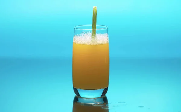 Suco de laranja fresco em um copo — Fotografia de Stock