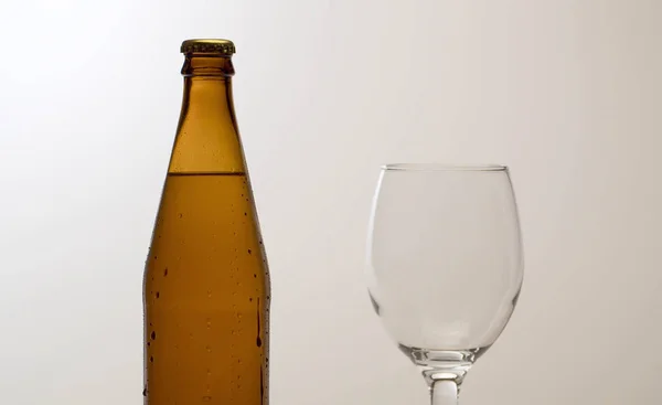 Туманная бутылка пива на столе — стоковое фото