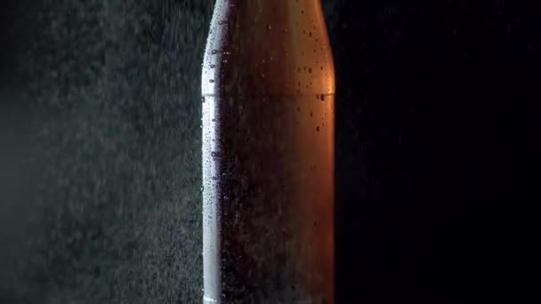 Закрыть Затуманенную Стеклянную Бутылку Опрыскивая Водой Черном Фоне Капли Воды — стоковое видео